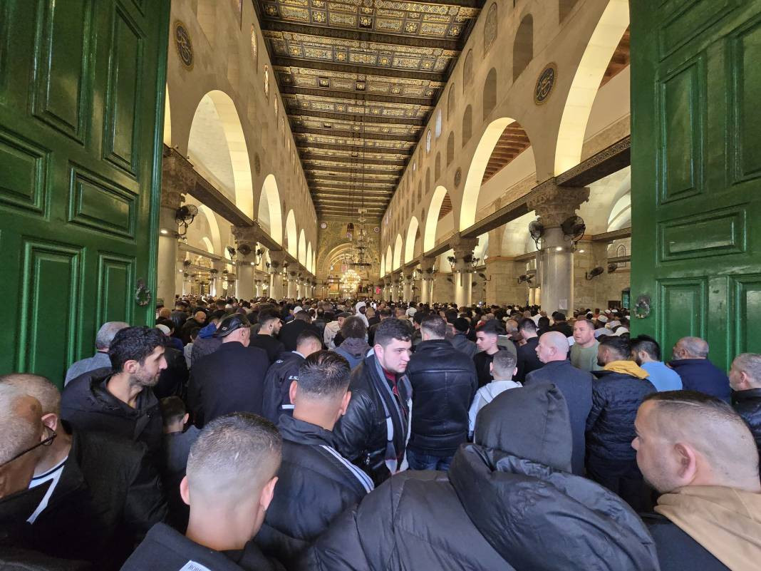 İsrail’in kısıtlamalarına rağmen akın ettiler: 120 Bin Filistinli Mescid-i Aksa’da saf tuttu - Resim: 3